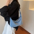 Bolso de hombro de mezclilla azul claro con tela texturizada y correa ajustable estilo casual - Azul claro