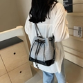 Mochila tipo saco para mujer en tejido gris con base de cuero sintético negro y cordón - Negro