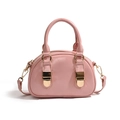 Rosa glänzende Bowling-Handtasche aus Lackleder mit Goldbeschlägen und Umhängeriemen - Rosa