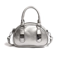 Silberne Bowling-Handtasche mit plissierter PU-Lederstruktur und abnehmbarem Gurt - Silber