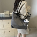 Bolso tote de lona gris con ribete de cuero negro y un colgante de nube de felpa blanca - Con Colgante / Negro