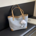 Bolso tote de lona gris con ribete de cuero marrón y lindo colgante de nube de peluche blanco - Con Colgante / Marrón