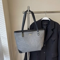 Bolso tote de mezclilla en gris oscuro con ribetes de cuero sintético negro y logo oro - Sin colgante / Negro