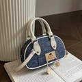 Mini sac Boston en denim avec garniture en cuir crème et écusson de dessin animé - Blanc Cassé