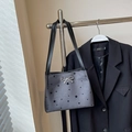 Borsa a secchiello grigia con stampe a stelle nere e dettaglio fiocco in metallo - Stella