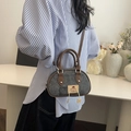 Petit sac bandoulière en denim gris avec anses en cuir marron et étiquette mode - Marron