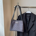 Borsa a secchiello grigia in tela con ricami a cuore rossi e fiocco in metallo - Cuore