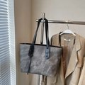 Borsa tote in pelle grigia effetto usurato con lettere a rilievo e manici lunghi - Marrone Scuro