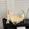 Borsa a mezzaluna beige con cuciture geometriche e ciondolo a forma di coniglio - Bianco Sporco