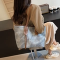 Borsa tote celeste testurizzata con manici in pelle marrone e scritta MEIDUOLA a rilievo - Blu
