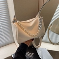Elegante borsa a cuscino bianco crema con manico di perle e ciondolo a cuore - Bianco Sporco