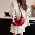 Borsa a mezzaluna rossa geometrica con dettaglio di ciondolo peluche coniglio bianco - Rosso