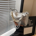 Borsa a cuscino metallizzata argento con catena di perle, ciondolo a cuore e manico - Argento