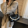 Borsa a spalla in pelle verniciata nera lucida con catena di perle e ciondolo a cuore - Nero