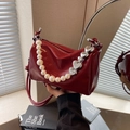 Borsa a bauletto in pelle verniciata bordeaux con tracolla di perle e cuori d'argento - Borgogna