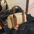 Cremefarbene Mini-Boston-Tasche mit braunen Griffen und Goldbeschlägen auf Seide - Khaki