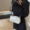 Borsa sottobraccio bianca minimalista in pelle con fibbia in metallo a onda e logo - Bianco