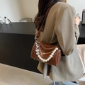 Braune Schultertasche aus Kunstleder mit dekorativen Perlen und silbernen Herzanhängern - Braun