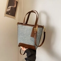 Bolso saco de denim azul y cuero marrón con asas y correa ajustable larga - café