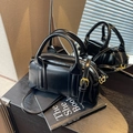 Glänzende schwarze Boston-Handtasche mit goldenen Beschlägen und verstellbarem Riemen - Schwarz