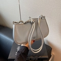 Borsa a tracolla argento metallizzato con barra di metallo ondulata e manici annodati - Argento
