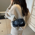 Borsa sottobraccio nera lucida con fibbia argento per un look moda elegante - Nero