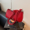 Elegante borsa sottobraccio in vernice rossa con logo COIN argento e tracolla con nodo - Rosso