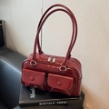Borsa sottobraccio rosso scuro lucida con doppie tasche e pelle sintetica retrò - Borgogna