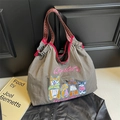Bolso tote de nailon gris con bordados de perros y correas tejidas rojas para mujer - Gris