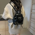 Mini mochila de charol negro con lazo plateado decorativo y cierre de cordón ajustable - Negro