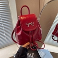 Mini mochila roja de cuero sintético con lazo de metal plateado y acabado brillante - Burdeos