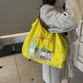 Grande borsa tote gialla con ricami di cani colorati e tracolla alla moda in vista - Giallo