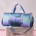 Bolsa de viaje cilíndrica con degradado cian y morado y correa ajustable - Azul