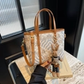 Blaue Jacquard-Eimertasche mit braunem Lederbesatz und süßem Kaninchen-Anhänger - Mit Anhänger / Braun