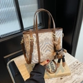 Retro-Jacquard-Eimertasche mit Wellenstickerei und braunem Strickhasen-Anhänger - Mit Anhänger / Kaffeebraun