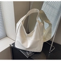 Dettaglio della borsa hobo bianca con tasca frontale e toppa in pelle Fashion minimalista - Bianco