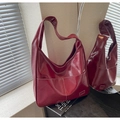 Dettaglio della borsa tote in pelle bordeaux cerata con cuciture bianche a contrasto e tasca - Borgogna