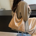 Vintage khakifarbene Leder-Tote-Bag mit geometrischen Nähten und Metallkette - Khaki