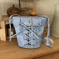 Hellblaue Acid-Wash Denim Beuteltasche mit Schnürung und verstellbarem Ösenriemen - Blau