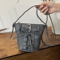 Mini-Beuteltasche aus grauem Denim mit dekorativer Schnürung und silberner Schnalle - Schwarz