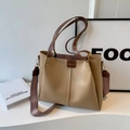 Borsa tote beige con finiture marroni e tracolla larga a motivi geometrici per ufficio - Cachi
