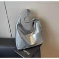 Grande borsa tote argento con texture metallica stropicciata e manici integrati - Argento