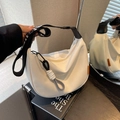 Borsa a mezzaluna in nylon bianco con ampia tracolla logata e dettagli in tessuto laterali - Splicing Bianco e Nero