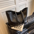 Bolso tote grande de cuero sintético negro con pespuntes blancos y logotipo dorado - Negro