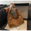 Borsa tote marrone in pelle cerata con logo metallico e ampia tracolla regolabile - Marrone