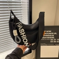 Borsa a tracolla a mezzaluna in nylon nero con ampia tracolla stampata fashion - Nero