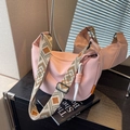 Borsa a tracolla a mezzaluna rosa con spallina geometrica e ciondolo a nodo - Rosa