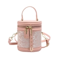 Rosafarbene Zylindertasche mit weißen Blumenmustern und goldenen Beschlägen - Rosa