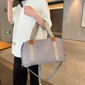 Grande borsa da viaggio Oxford grigio malva mostrata con modella per scala e dimensioni reali - Grigio Alba