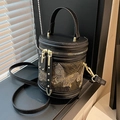 Elegante bolso cubo cilíndrico negro con bordado de mariposa dorada y detalles metálicos - Negro